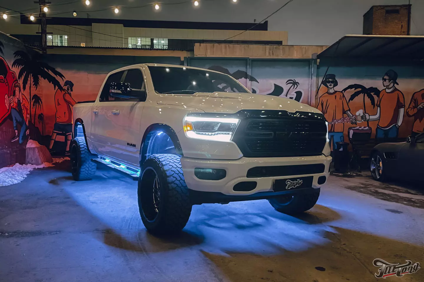 Подсветка арок и порогов в стиле американских автомобилей для RAM 1500 Laramie! +Шумоизоляция арок и окрас деталей экстерьера